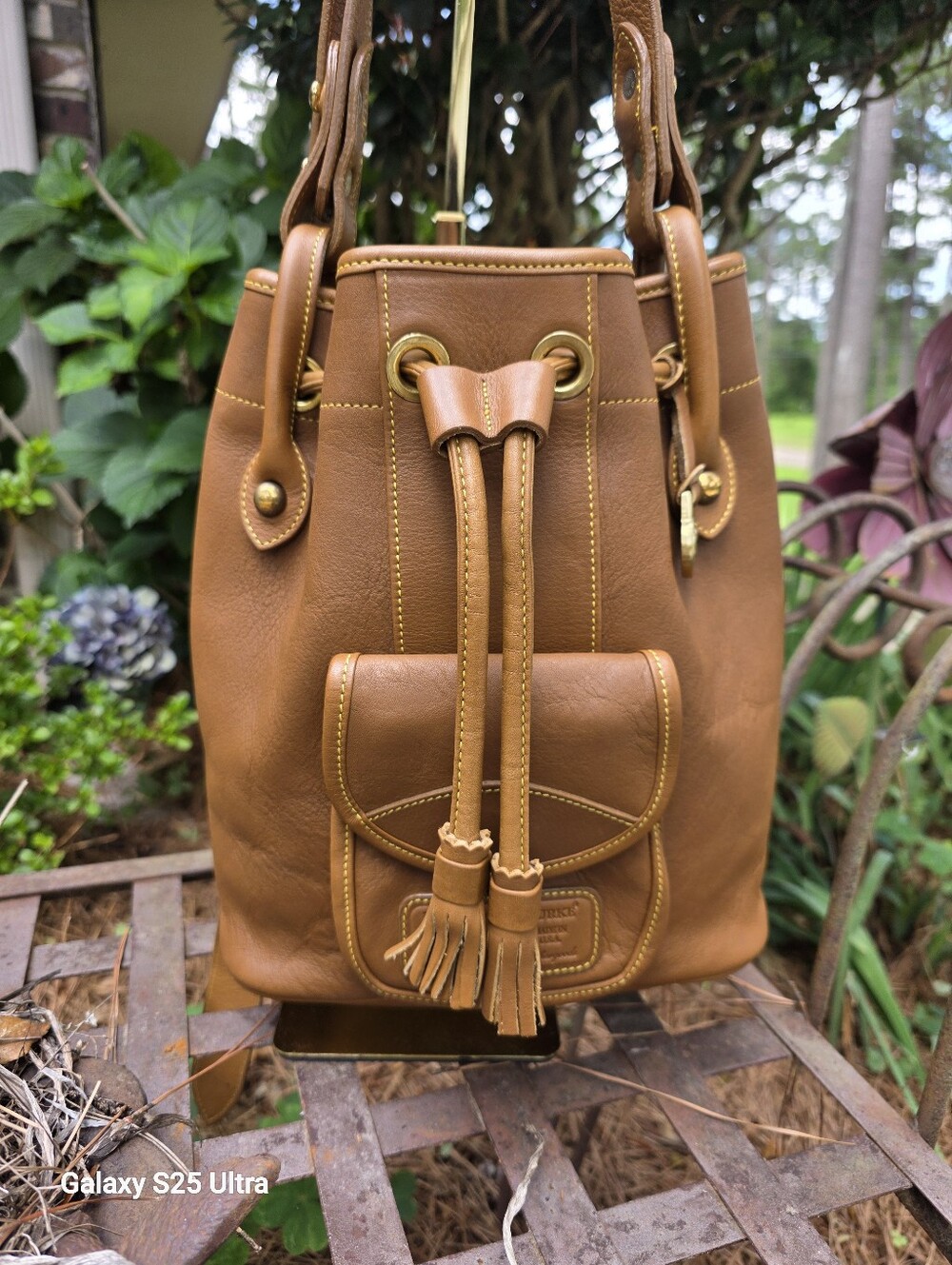 Vintage Dooney & Bourke Glove Tanned Leather Crossbody Drawstring Bucket USA